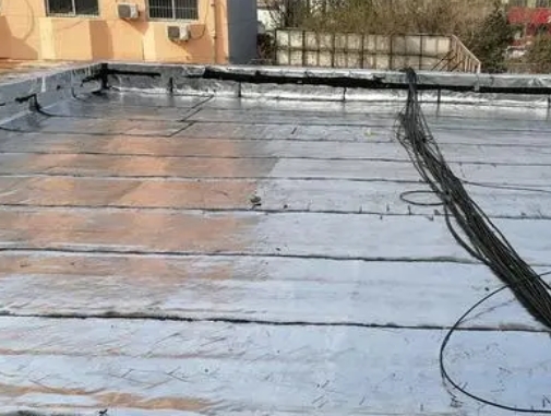 宁海卫生间漏水维修公司分享下宁海屋面楼顶防水刚性防水层施工要点。